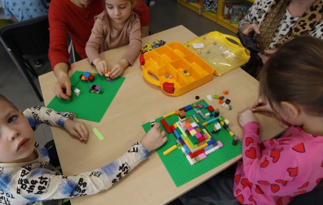 dzieci układają klocki LEGO