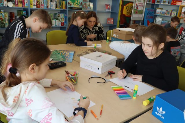 dzieci rysują na kartkach