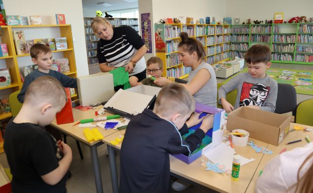 dzieci z pomocą rodziców robią kartonowe akwaria