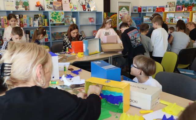 dzieci z pomocą rodziców robią kartonowe akwaria