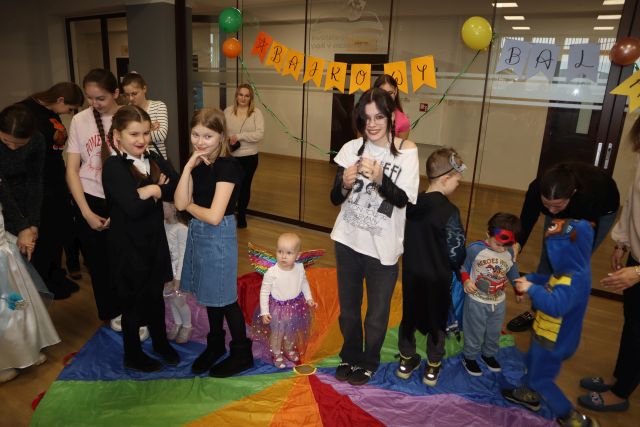 dzieci z młodzieżą bawią się przy muzyce