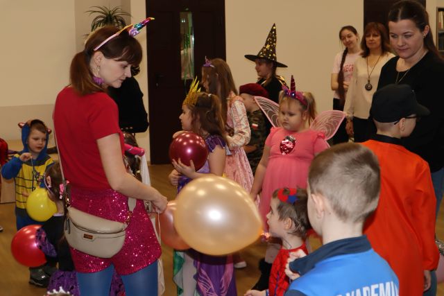 dzieci i rodzice malują na balonach
