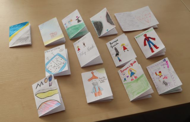 mini książeczki wykonane przez młodzież