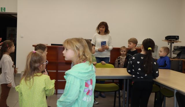 dyrektorka z przedszkolakami w sali komputerowej