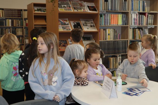 przedszkolaki w czytelni biblioteki