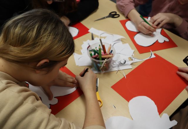 młodzież wykonuje walentynkowe kartki