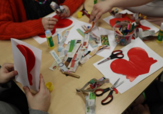 młodzież robi walentylki i łańcuchy z gazety