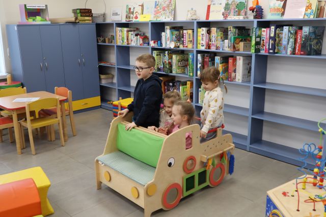 4 małych dzieci w samochodzie sensorycznym