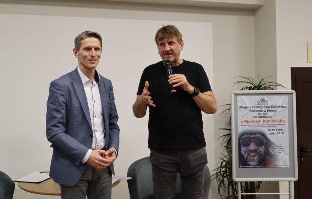 na zdjęciu dwóch mężczyzn
