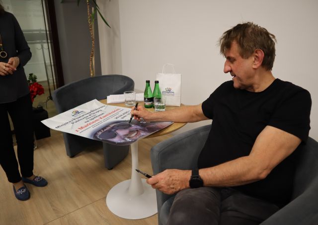 podróżnik podpisuje się na plakacie