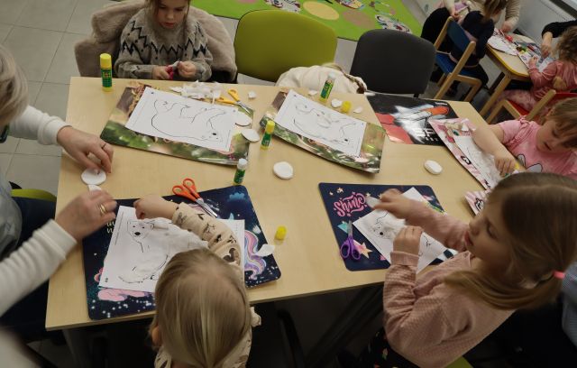 dzieci wyklejają płatkami kosmetycznymi niedźwiedzia