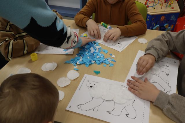 dzieci robią wydzieranki z niebieskiego papieru