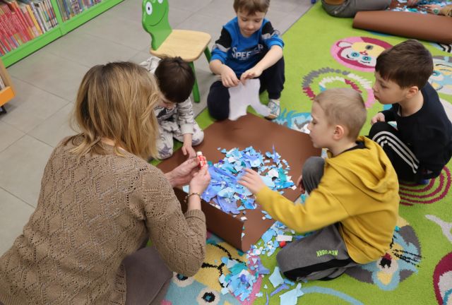 dzieci  znauczycielką robią wydzieranki