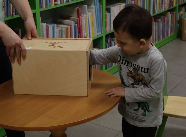 chłopiec z ręką w skrzyni