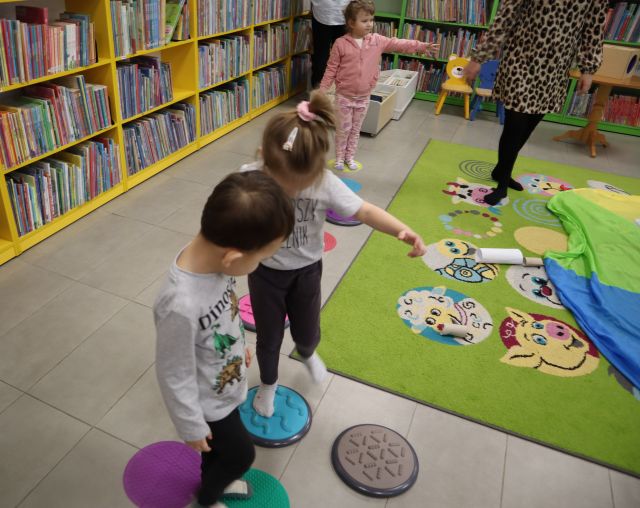 dzieci spacerują po ścieżce sensorycznej