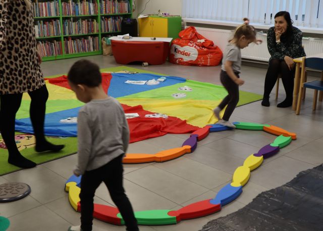 dzieci chodzą po ścieżce równoważnej