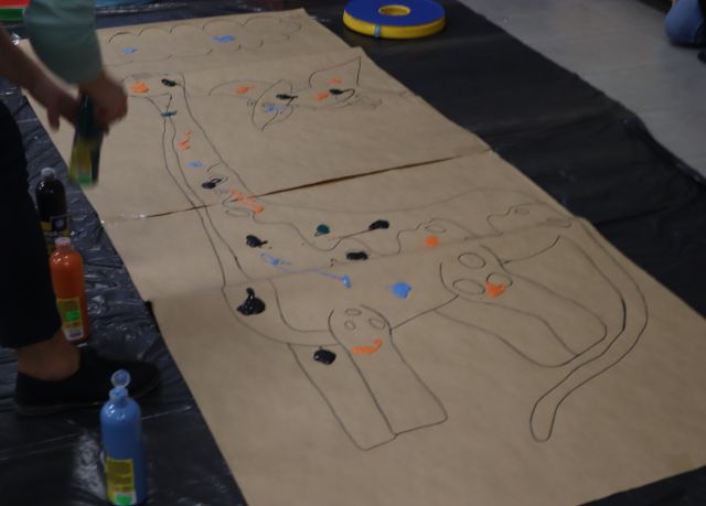 na podłodze rozłożona ilustracja dinozaura