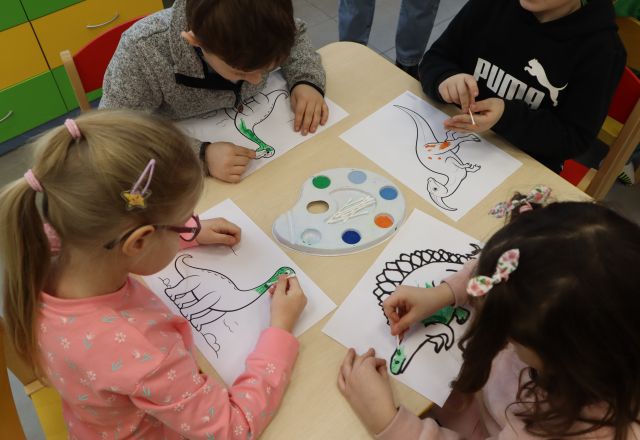 dzieci kolorują dinozaury