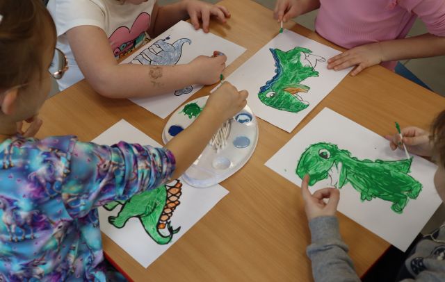 dzieci malują dinozaury