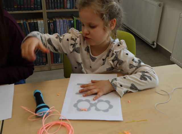 dziewczynka rysuje długopisem 3d okulary