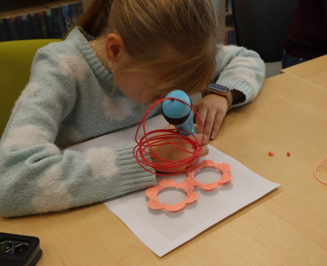 dziewczynka rysuje długopisem 3D okulary