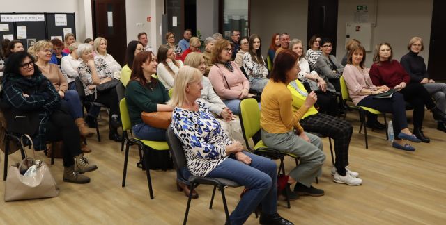 uczestnicy spotkania siedzą na krzesłach