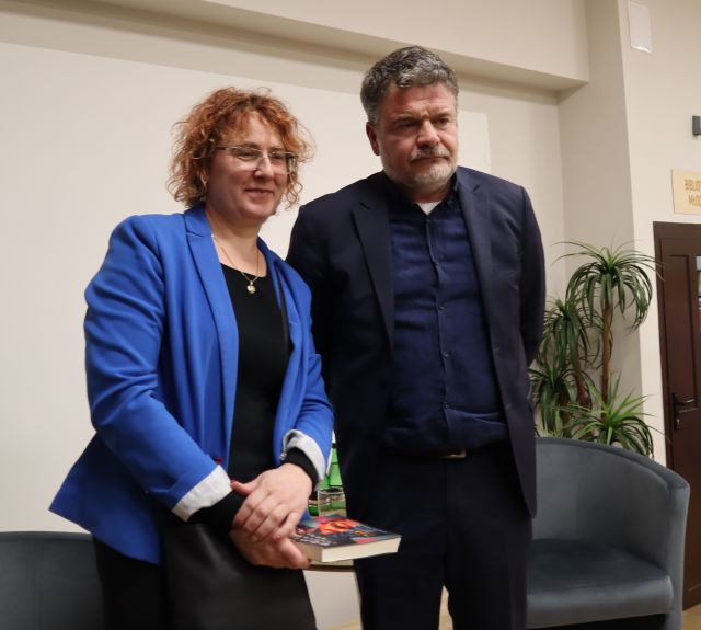 na zdjęciu kobieta z mężczyzną