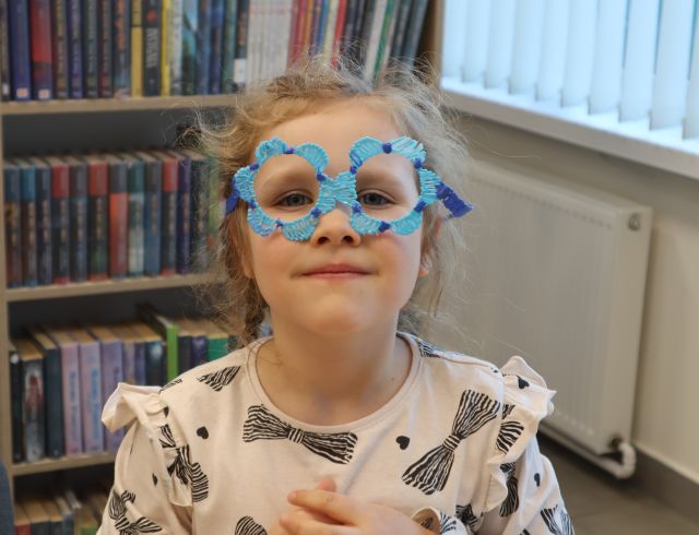 dziewczynka w okularach rD