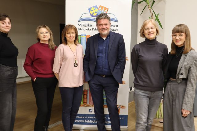 5 bibliotekarek pozuje do zdjęcia z autorem książek