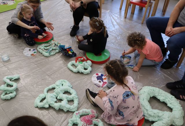 dzieci malują farbkami figury z pianki montażowe