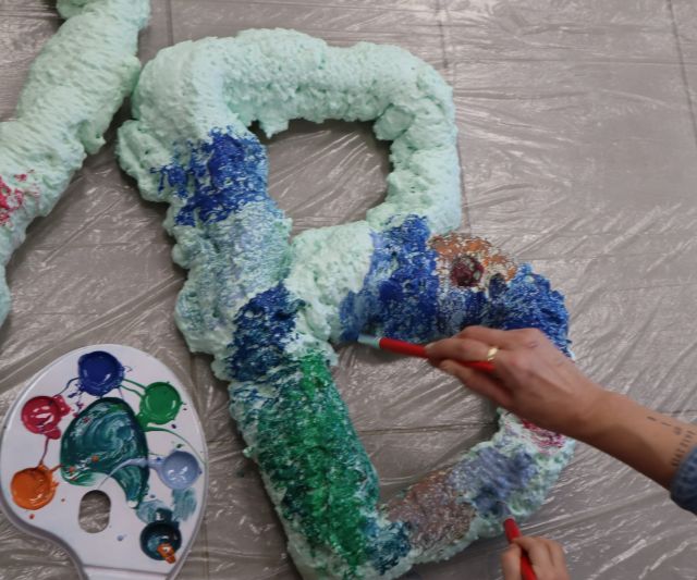 litera b z pianki montażowej pokolorowana farbkami