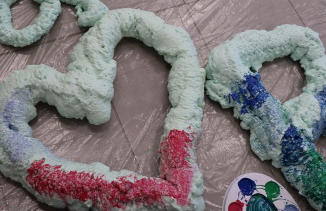 figury z pianki montażowej pokolorowane farbkami