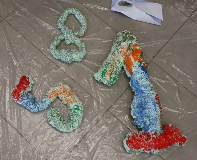 figury z pianki montażowej pokolorowane farbkami