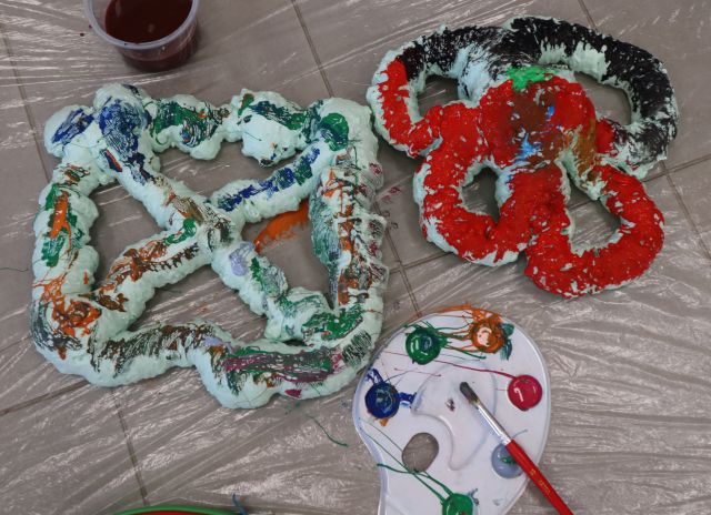 figury z pianki montażowej pokolorowane farbkami