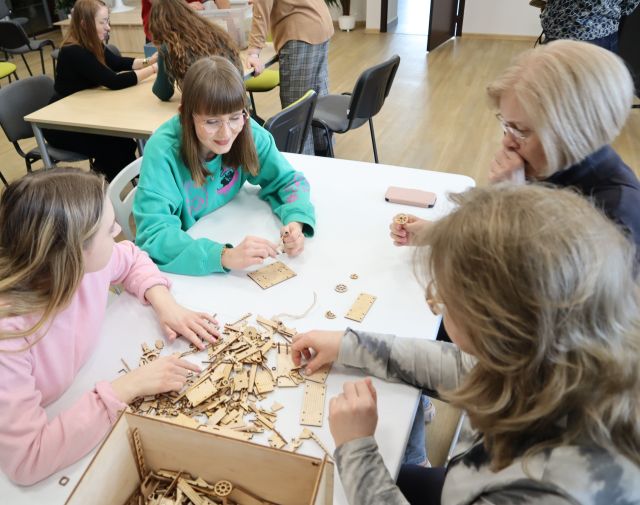kobiety budują z drewnianych klocków