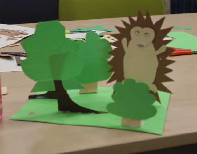 na zdjęciu las z kartke papieru