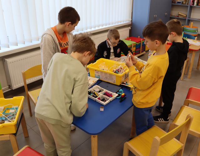 5 chłopców składa klocki LEGO