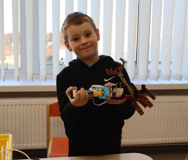 chłopiec trzyma w rękach złożone klocki LEGO