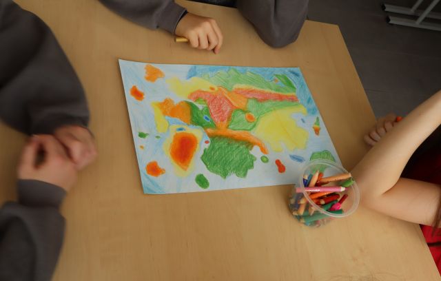 praca plastyczna przedstawiająca ląd leży na stole