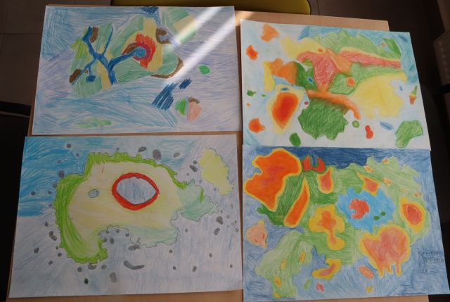 na stole 4 prace plastyczne przedstawiające lądy