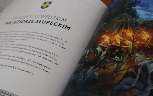 rozłożona książka, po prawej stronie ilustracja, po lewej tekst