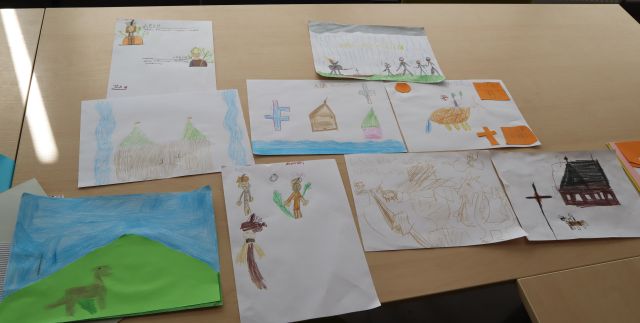 ilustracje młodzieży rozłożone na stołach