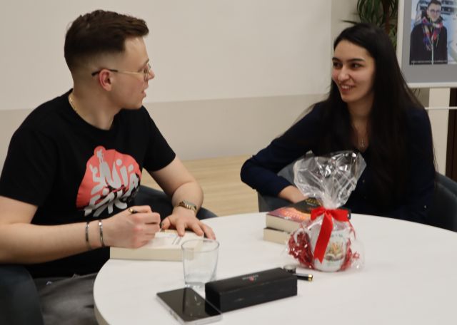 przy stoliku siedzi mężczyzna i kobieta