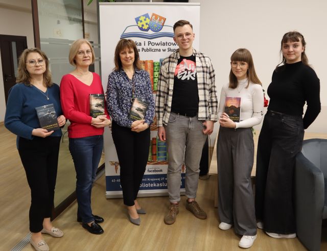 do zdjęcia pozuj 5 bibliotekarek i mężczyzna