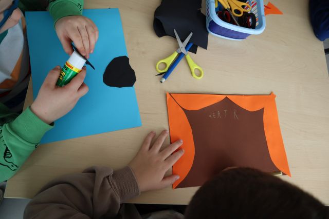 na kartce naklejona kurtyna teatru