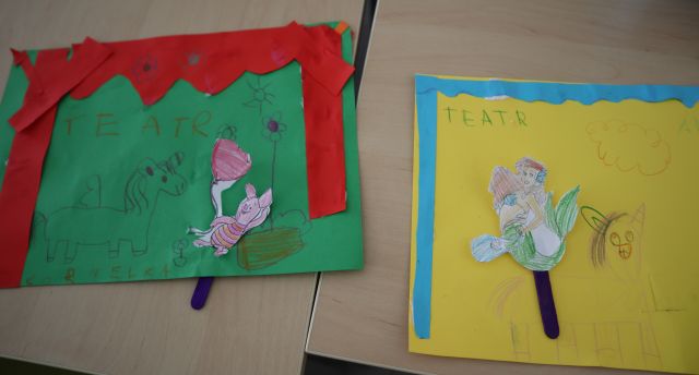 na kartce naklejona kurtyna teatru i figurki z bajek