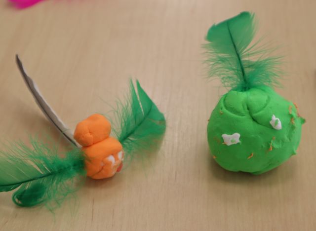 dwie figurki z plasteliny przedstawiające ptaki