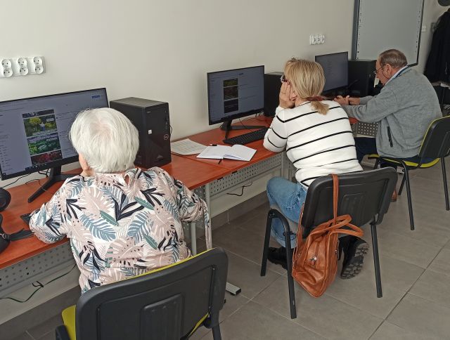 3 seniorki siedzą przed komputerami