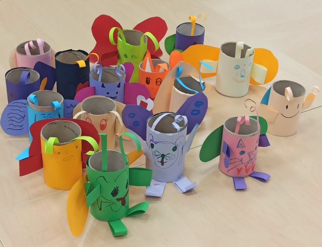 różne zwierzątka i inne figurki zrobione z rolek po papierze toaletowym