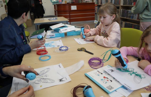2 kobiety i 2 dziewczynki rysują długopisami 3D